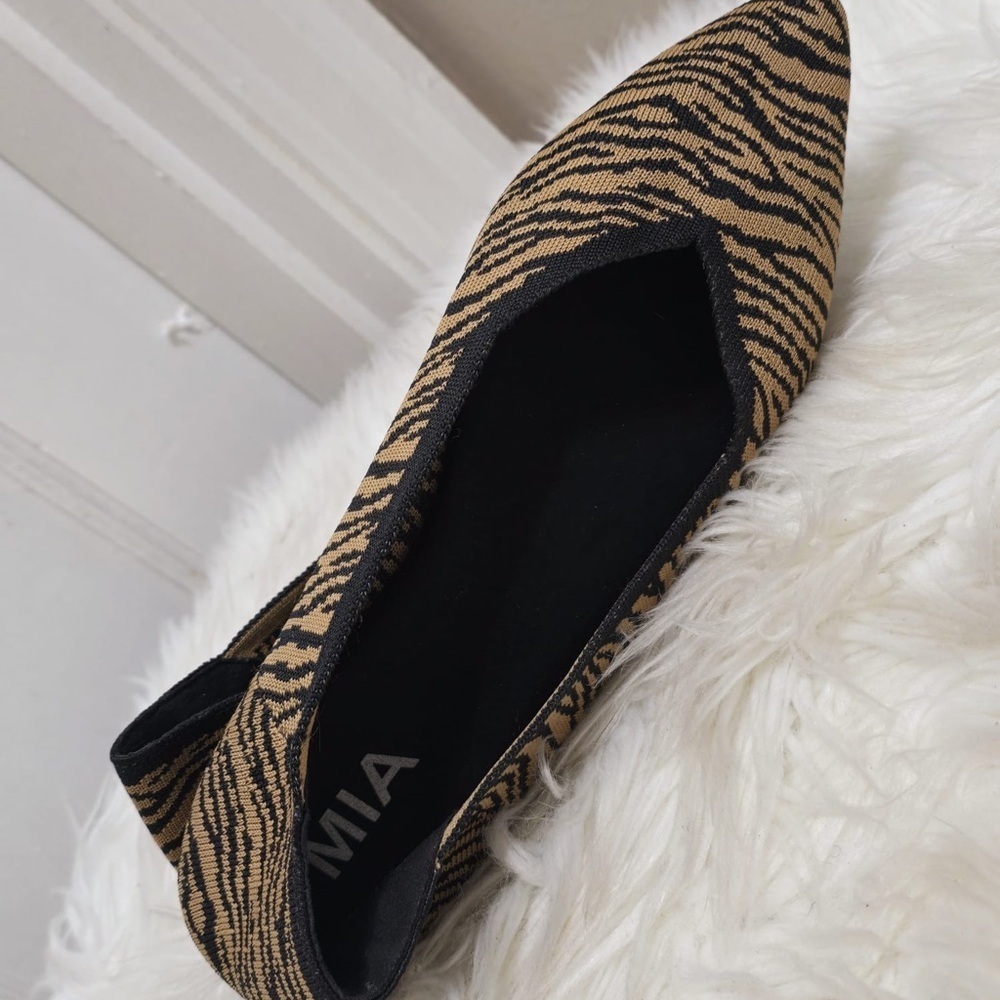 MIA Women's Tan and Black Flats🌴✌️ - Picture 4 of 6